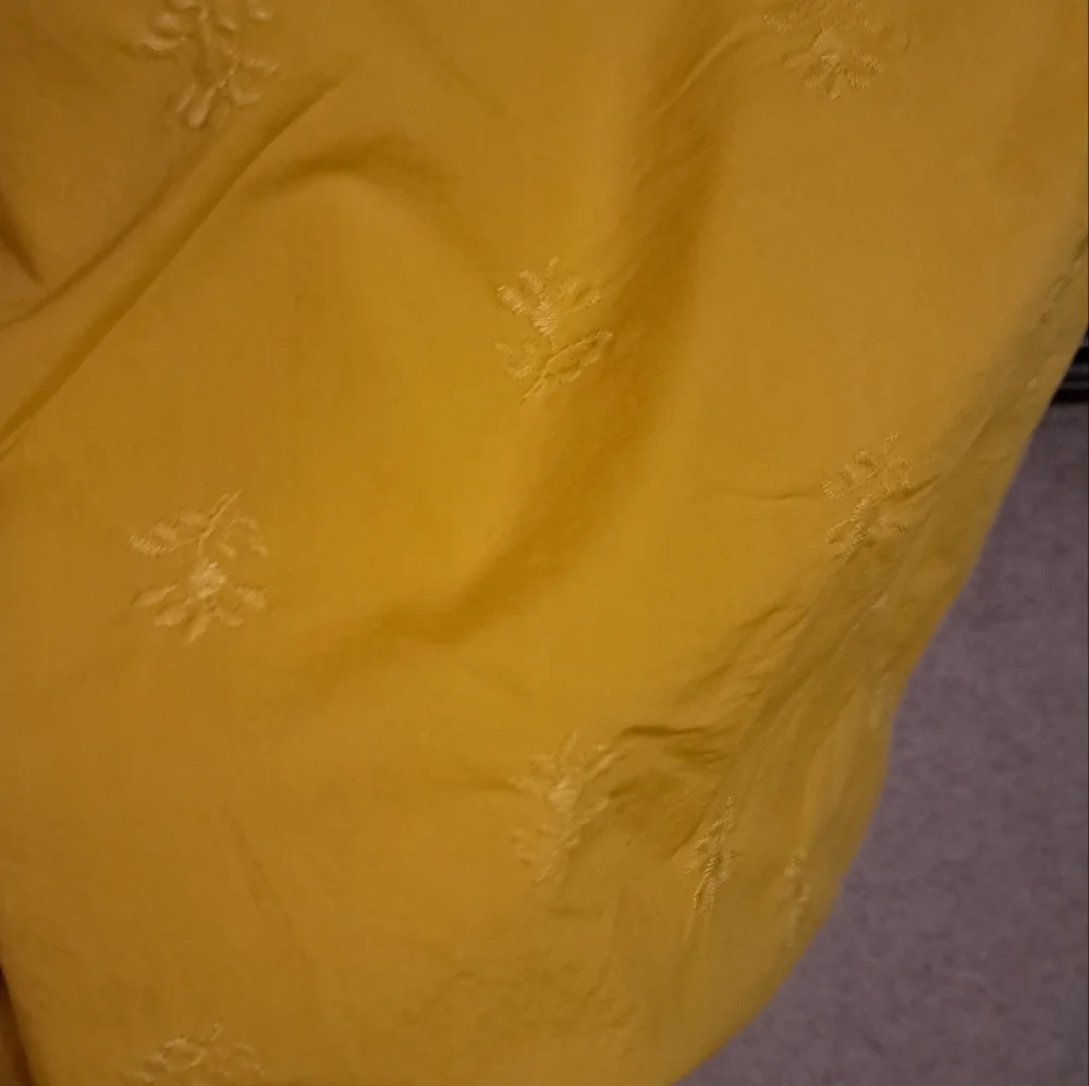 Gap with flower embroidered flutter sleeve top - Picture 4 of 5